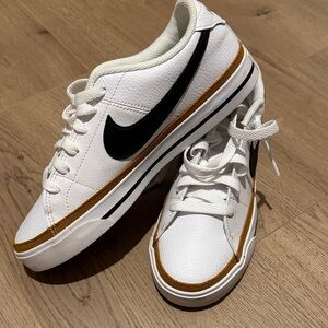 Nike Court Legacy Women’s Sneakers